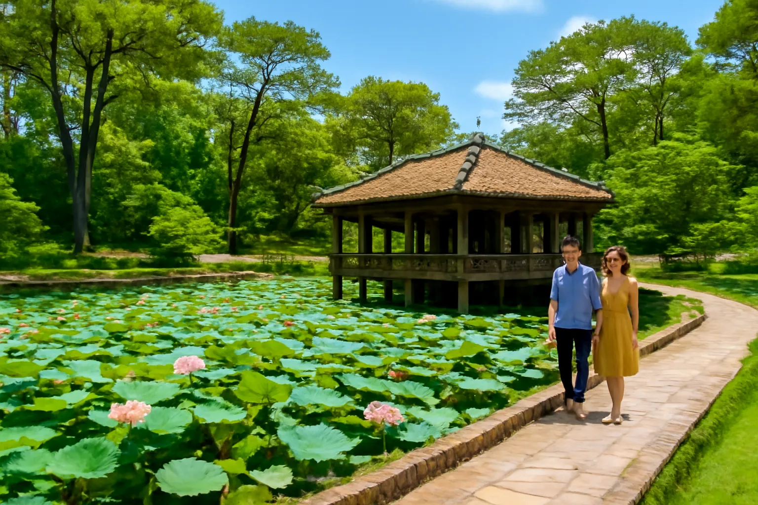 Hồ sen và nhà thuỷ tạ trong khu lăng giữa rừng thông xanh